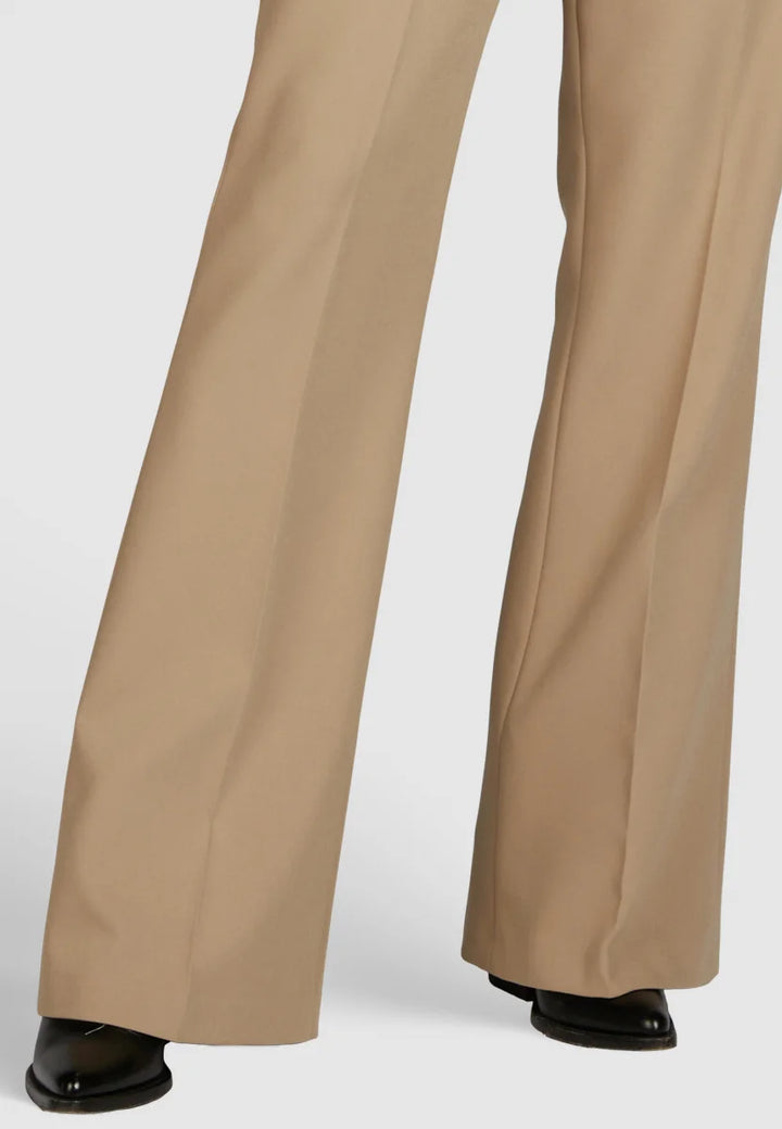 Pantalon jambe longue et évasée