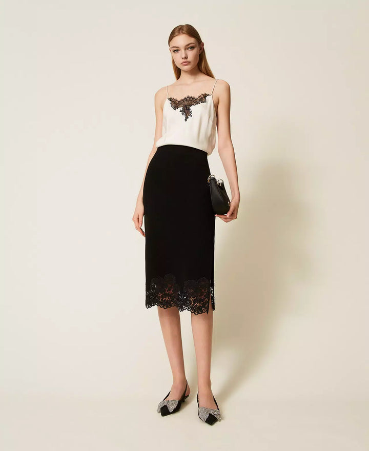 Ensemble pull et jupe midi avec dentelle
