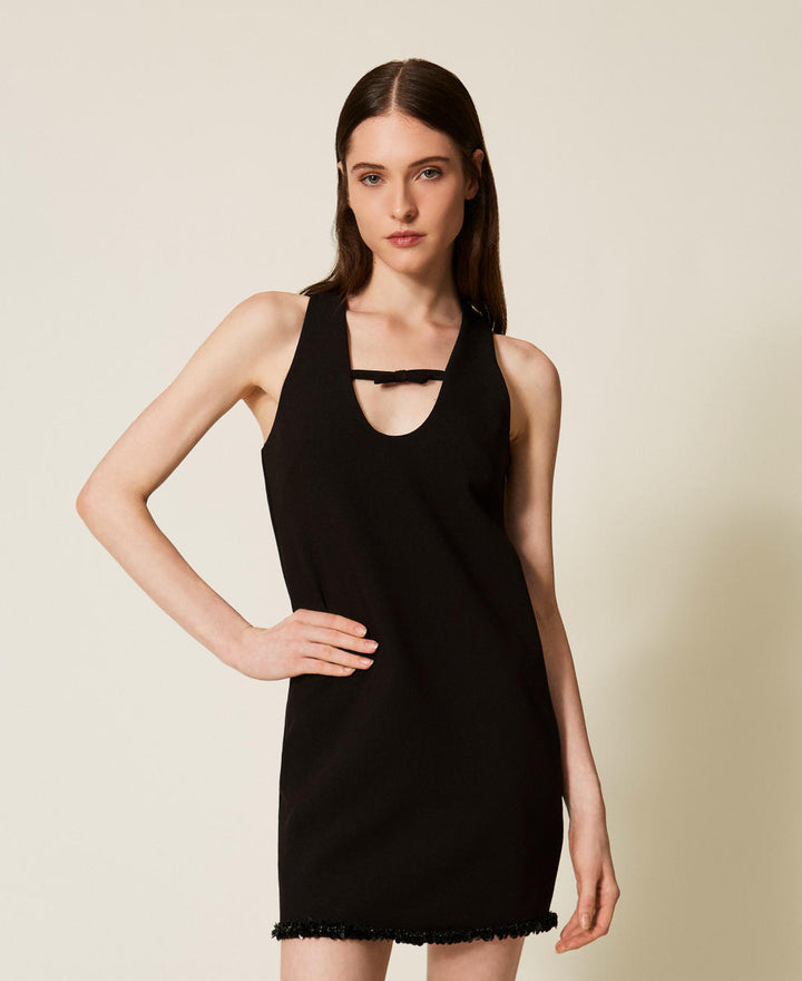 Robe courte sans manches avec boucle