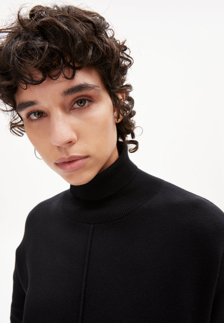 Robe en tricot droite à col roulé Stiniaa