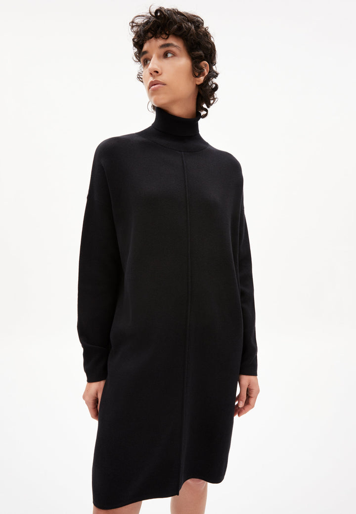 Robe en tricot droite à col roulé Stiniaa