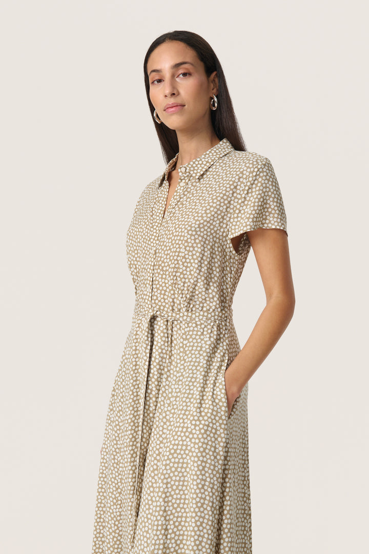 Robe longue boutonnée avec ceinture à nouer Arjana