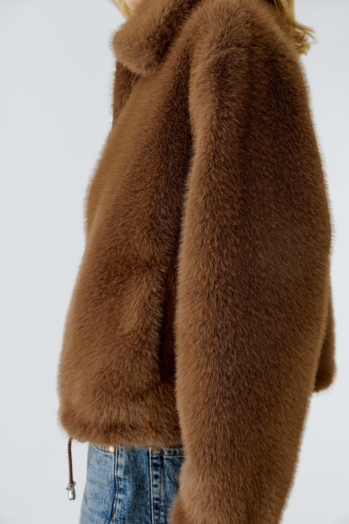 Manteau court en fausse fourrure avec col chemise