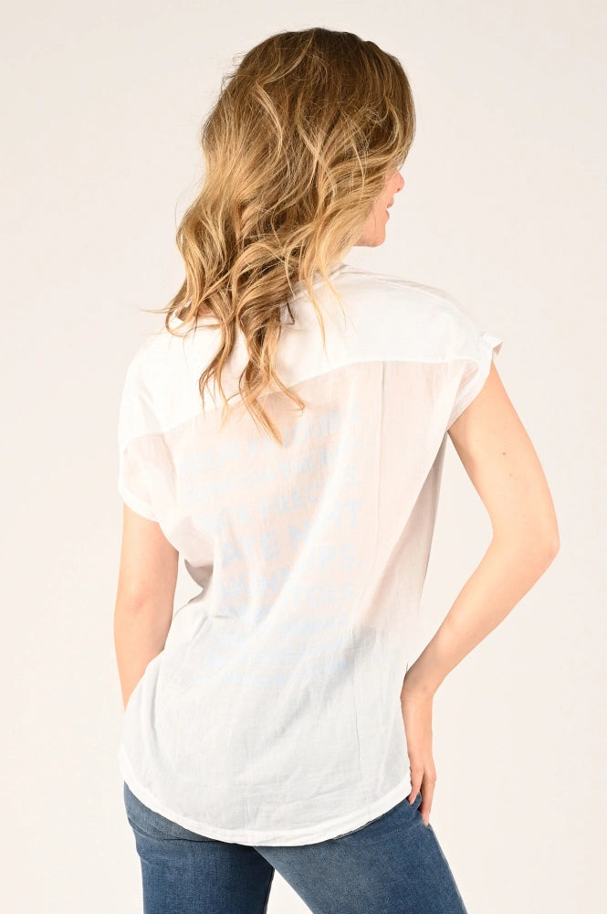 T-shirt avec écriture bleue