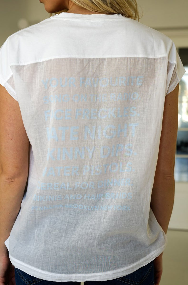 T-shirt avec écriture bleue
