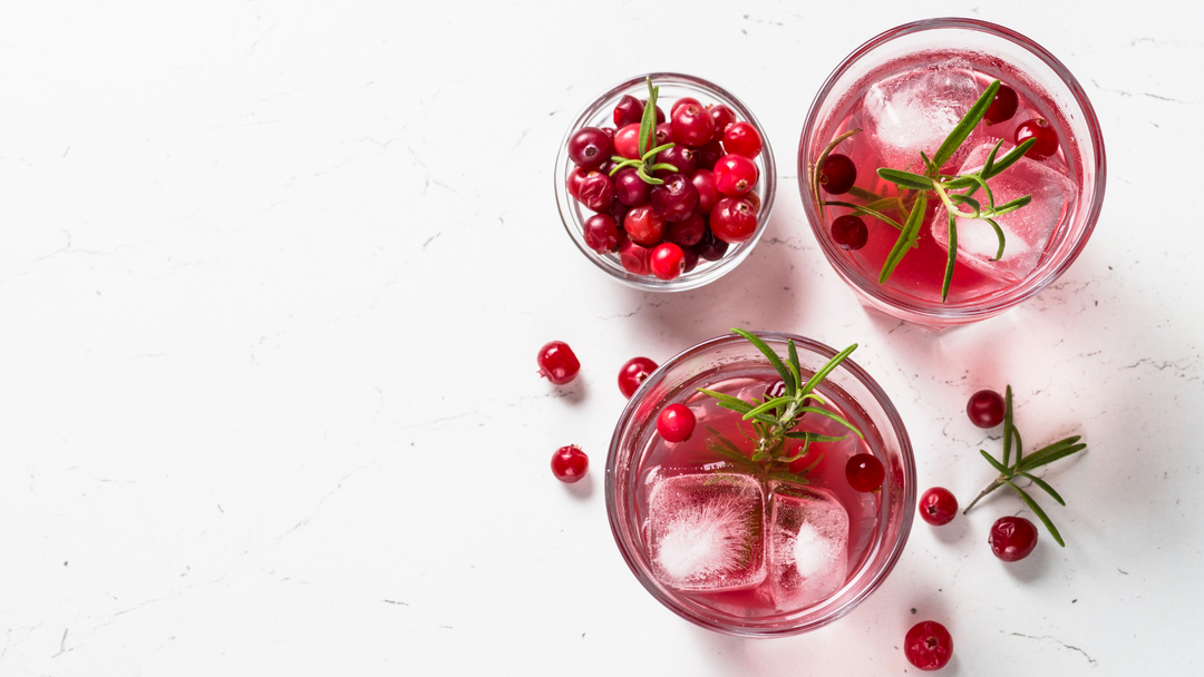 Cocktail festif pomme-canneberge et romarin