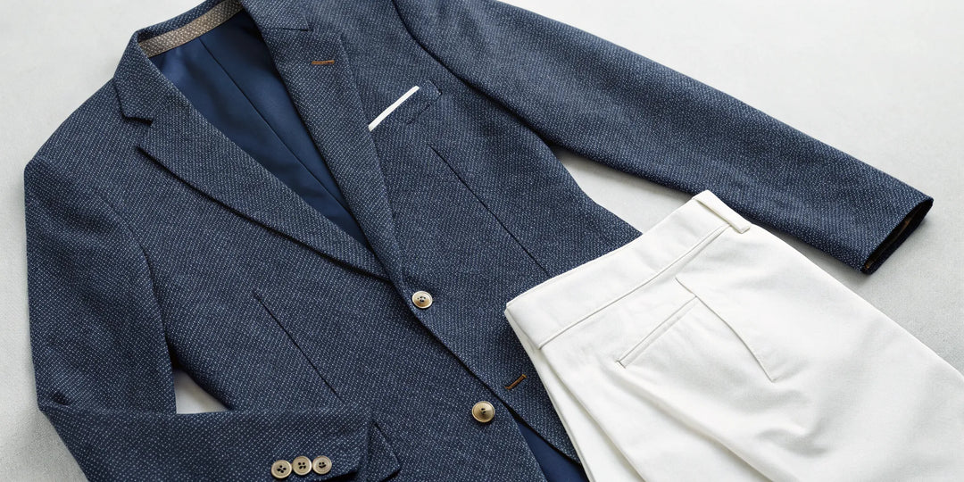 Détails d'une veste texturée et d'un pantalon pour reconnaître un vêtement de qualité.