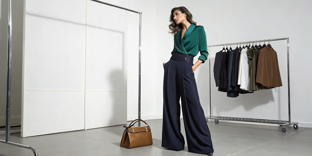 Femme portant un pantalon taille haute et un haut fluide pour cacher son ventre.