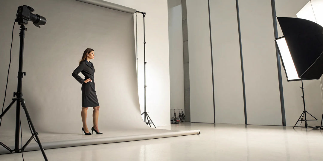 Vêtements pour morphologie rectangle : une femme portant une robe noire chic.