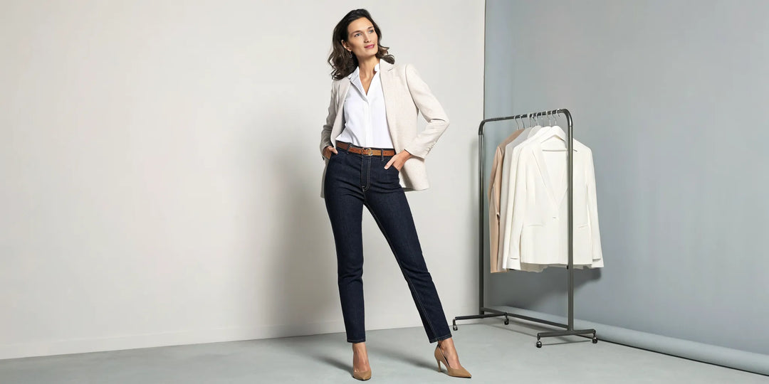 Femme à la silhouette sablier portant le jean taille haute parfait pour sa morphologie.