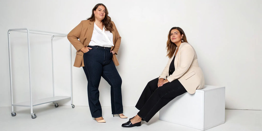 Deux femmes rondes souriantes portant le meilleur jean pour leur morphologie.