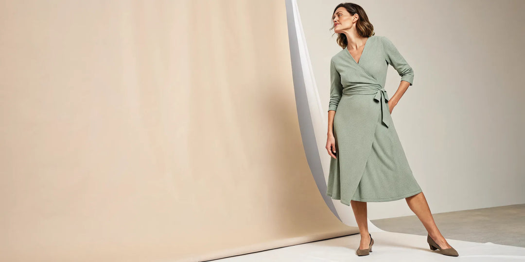 Robe portefeuille verte pour morphologie en V avec une coupe évasée et une taille marquée.
