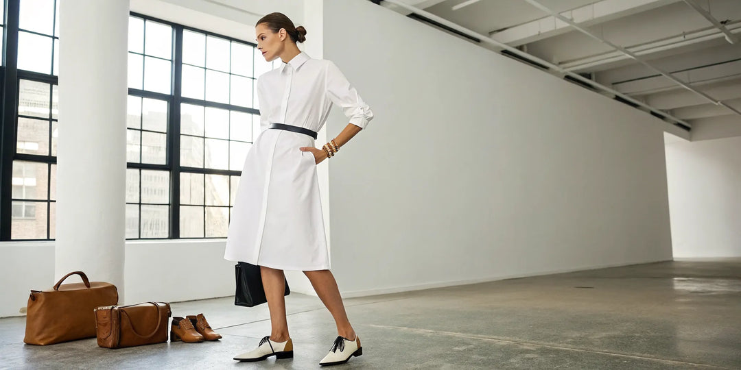 Femme en robe chemise blanche et chaussures derbies bicolores.
