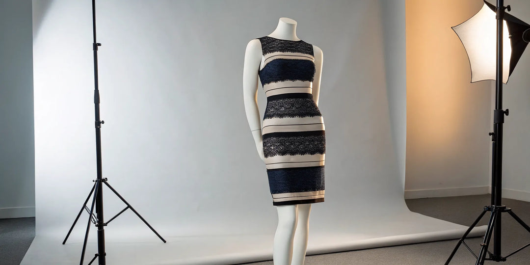 Robe bleu et noir à effet optique qui semble blanche et dorée.