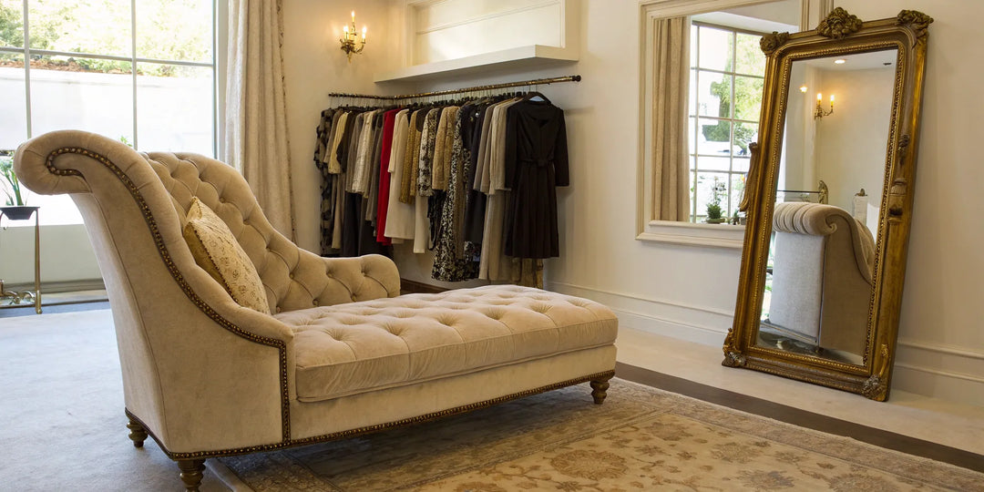 Services de styliste personnelle dans un salon avec une sélection de vêtements sur un portant.