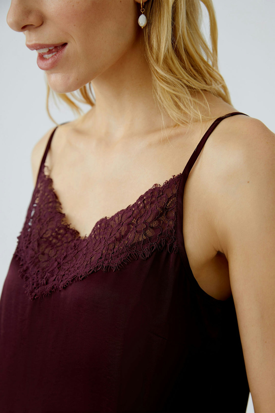 Camisole soyeuse à dentelle