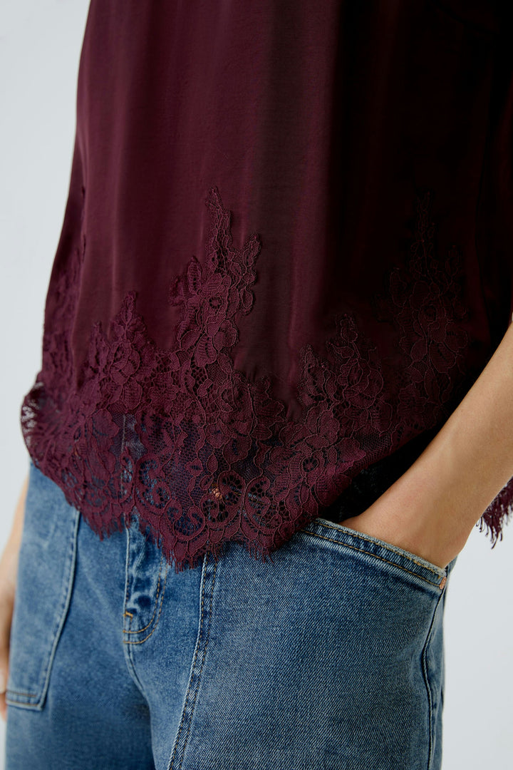 Camisole soyeuse à dentelle