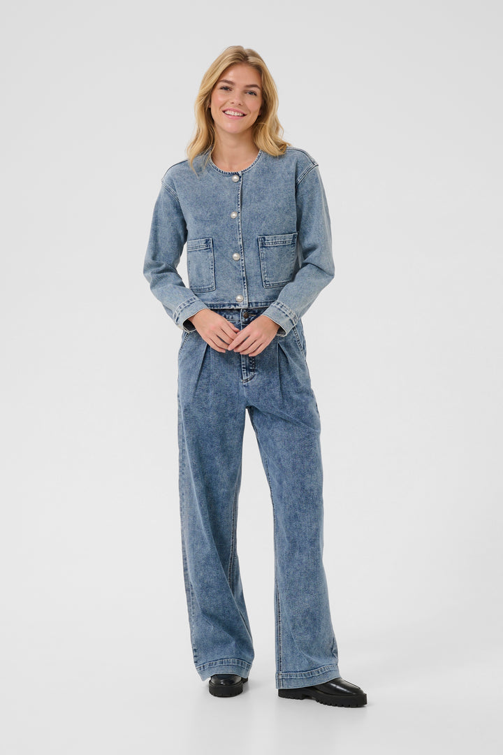 Veste en denim courte avec boutons nacrés Doriana