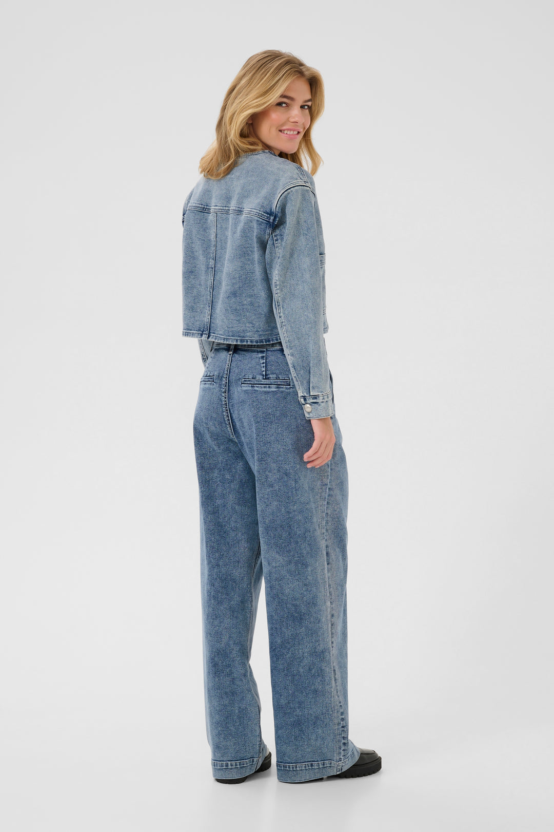 Veste en denim courte avec boutons nacrés Doriana