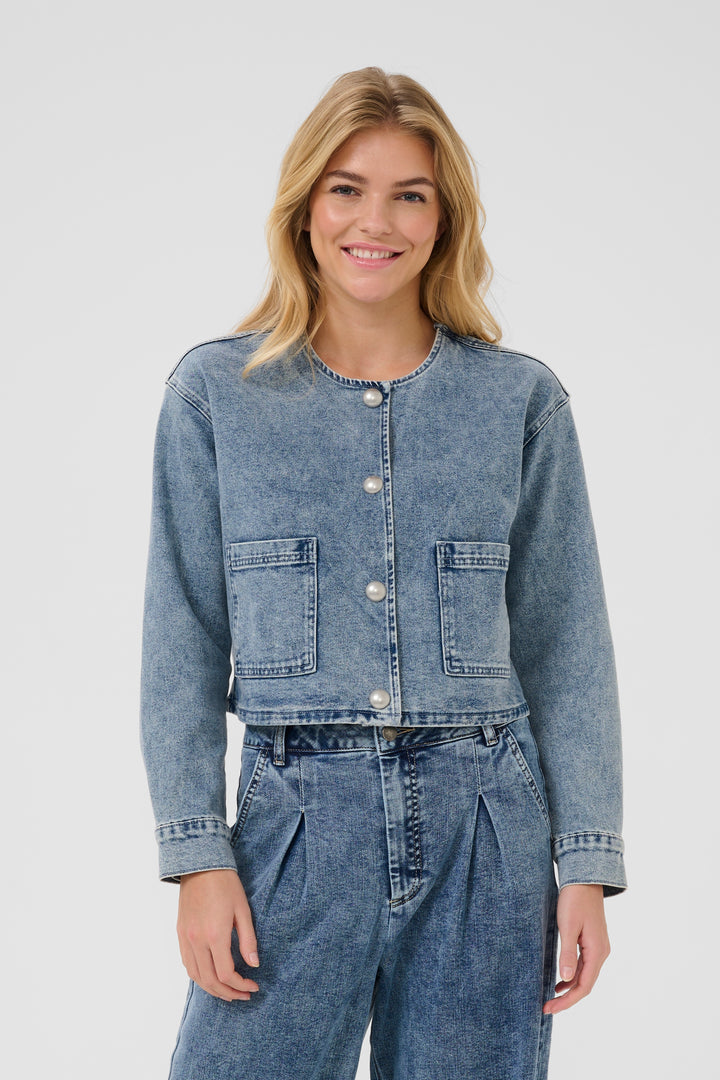 Veste en denim courte avec boutons nacrés Doriana
