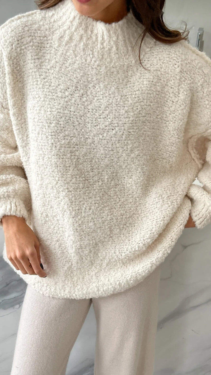 Pull ample en laine bouclée à col montant Jessica