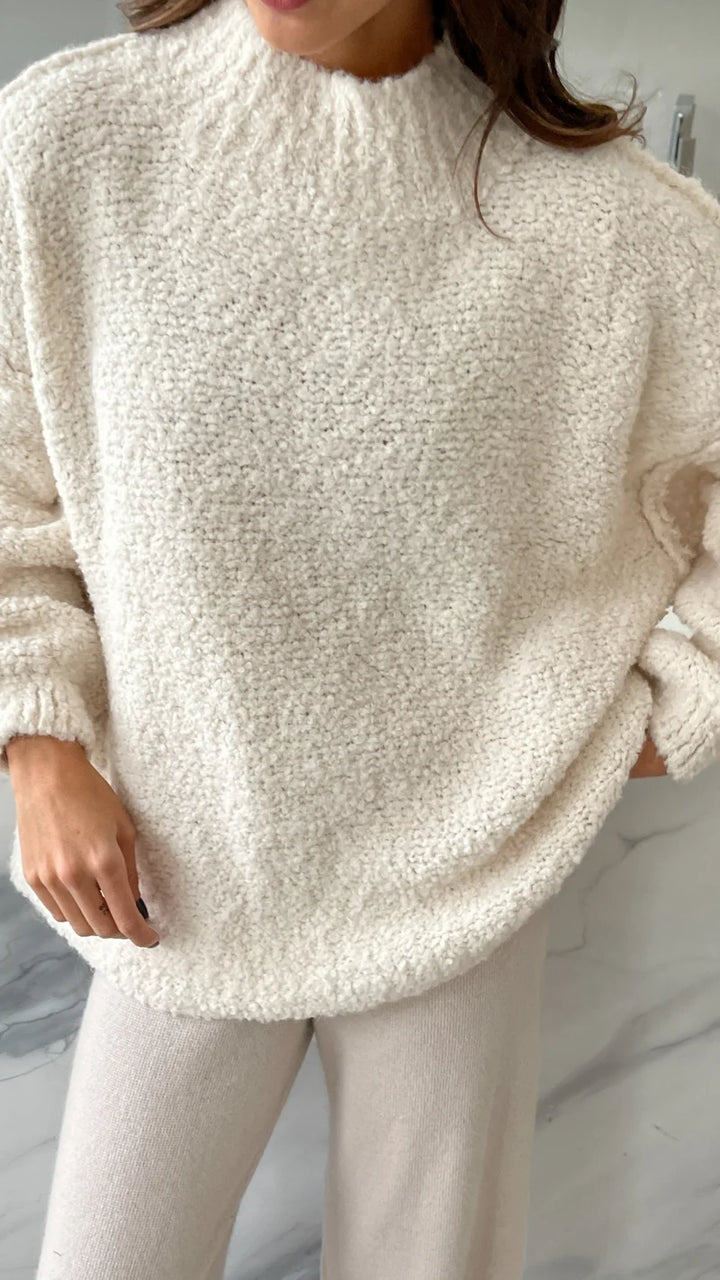 Pull ample en laine bouclée à col montant Jessica