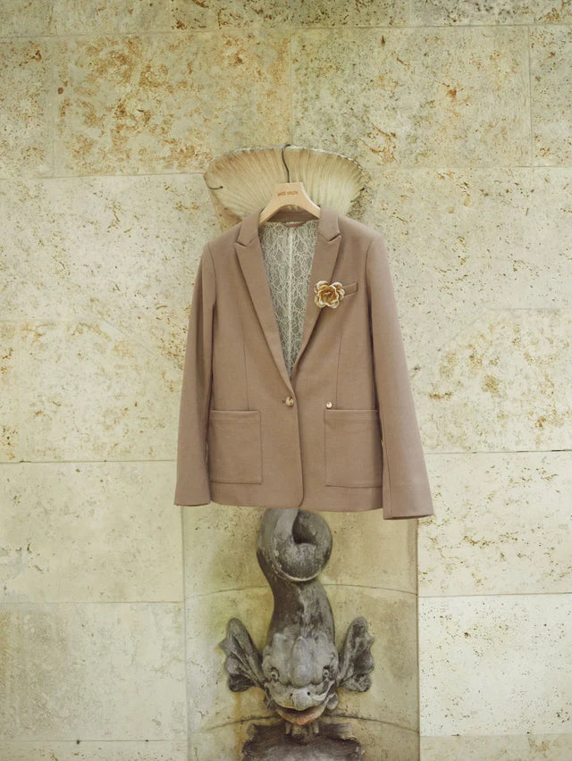 Veston classique avec broche florale Phebs