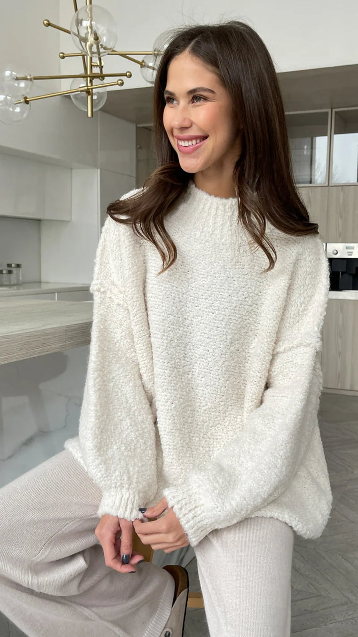 Pull ample en laine bouclée à col montant Jessica