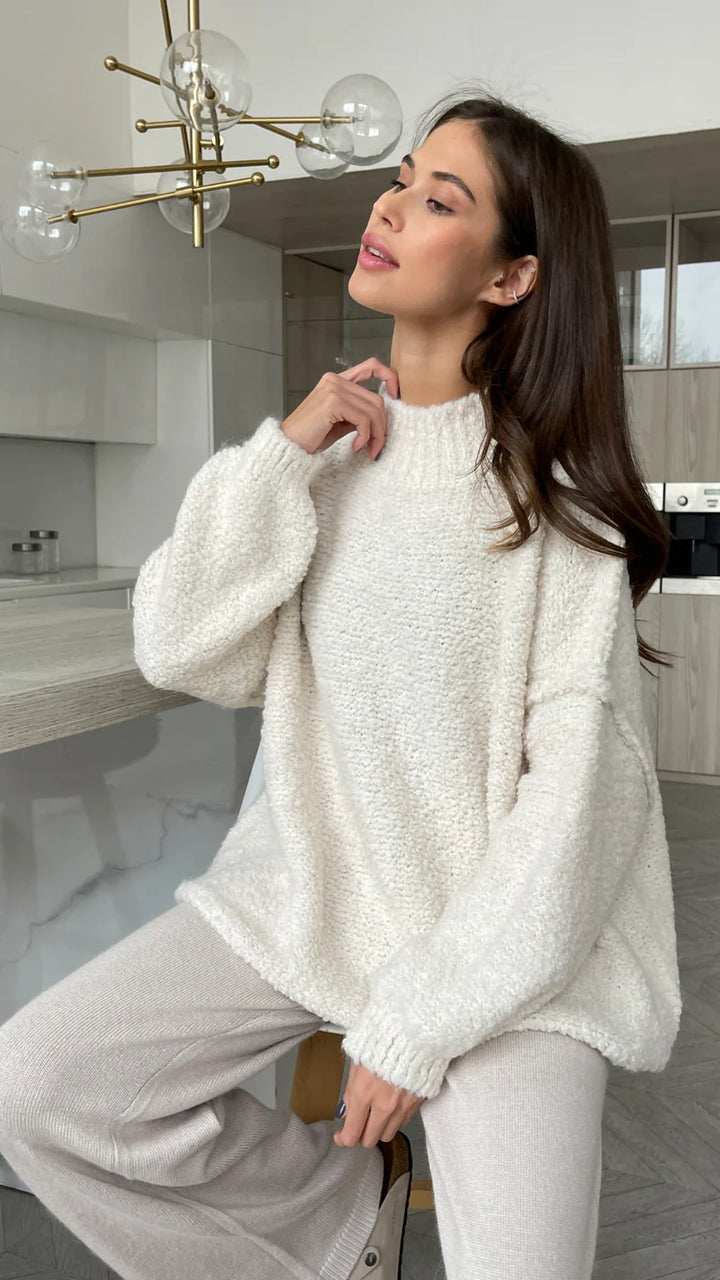 Pull ample en laine bouclée à col montant Jessica