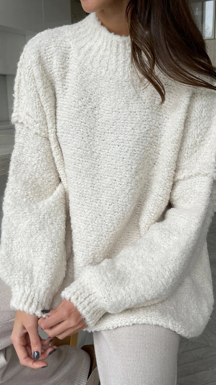 Pull ample en laine bouclée à col montant Jessica