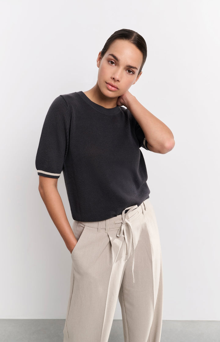 Pull texturé avec col rond à manches courtes