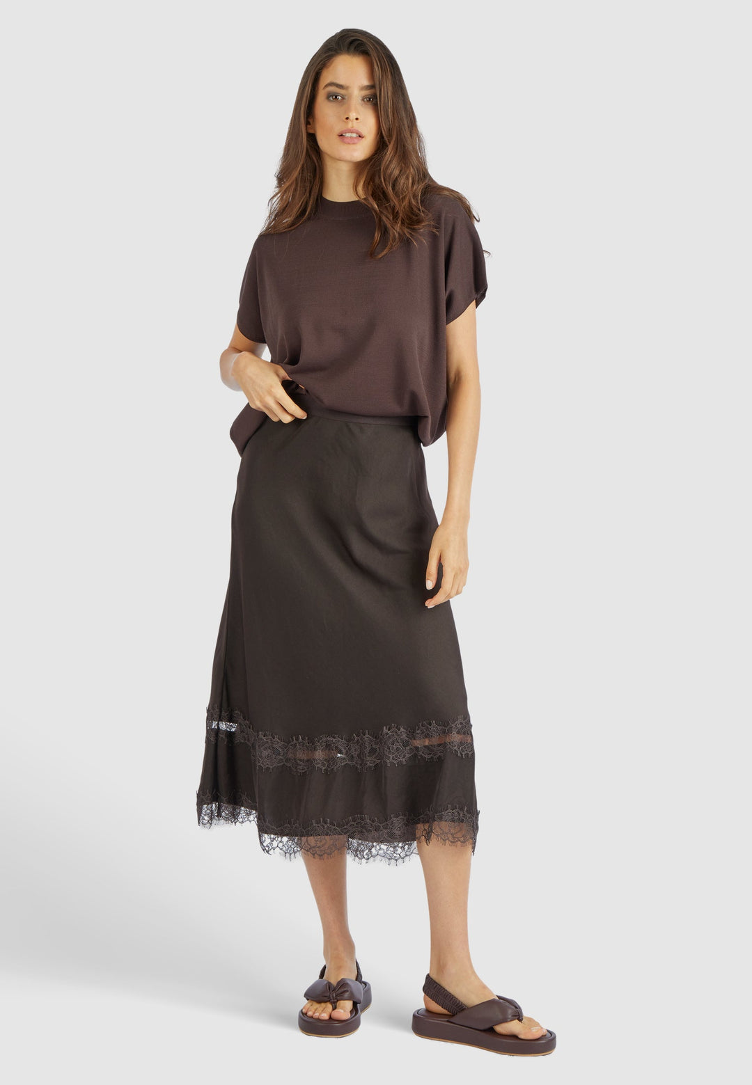 Jupe midi satin avec bordure dentelle