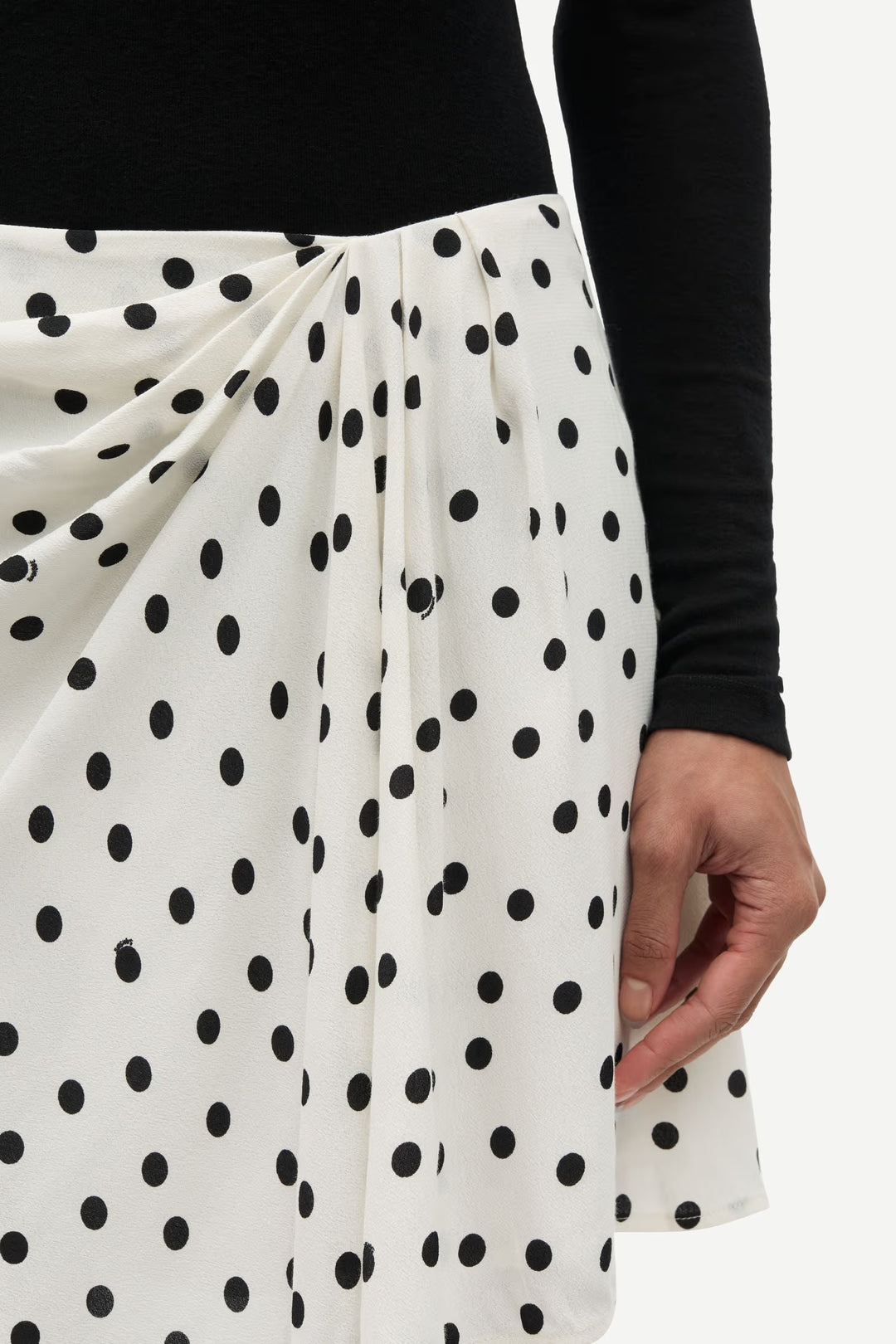 Jupe courte Iben drapée à pois