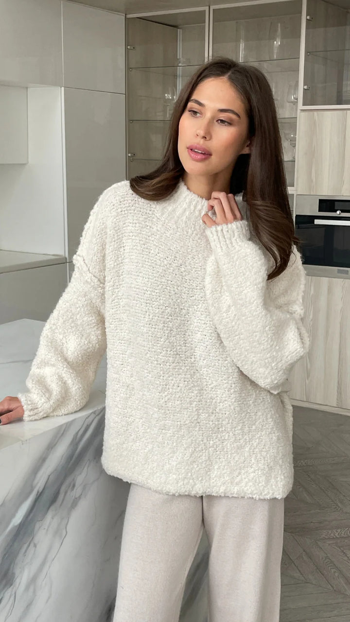 Pull ample en laine bouclée à col montant Jessica