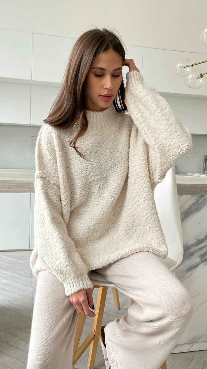 Pull ample en laine bouclée à col montant Jessica