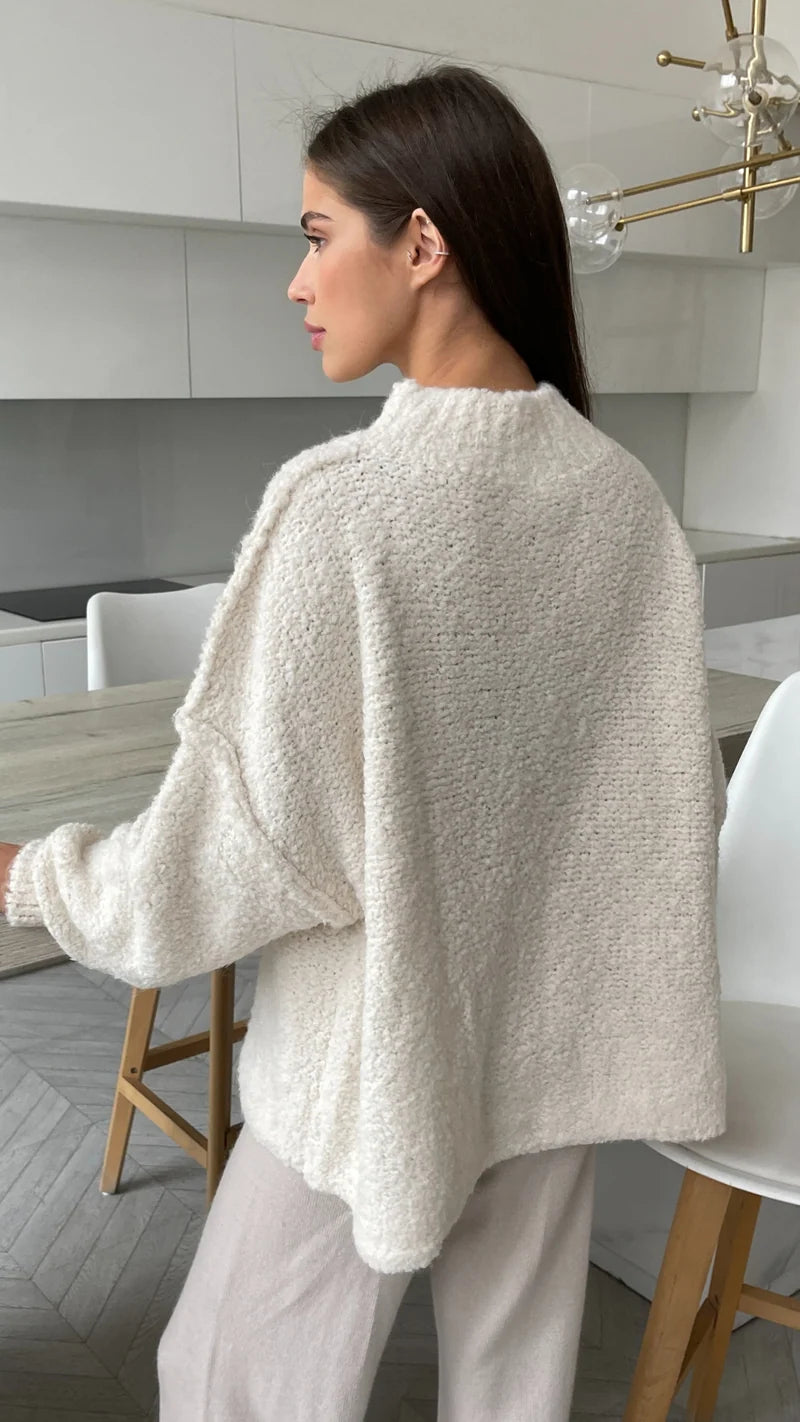 Pull ample en laine bouclée à col montant Jessica