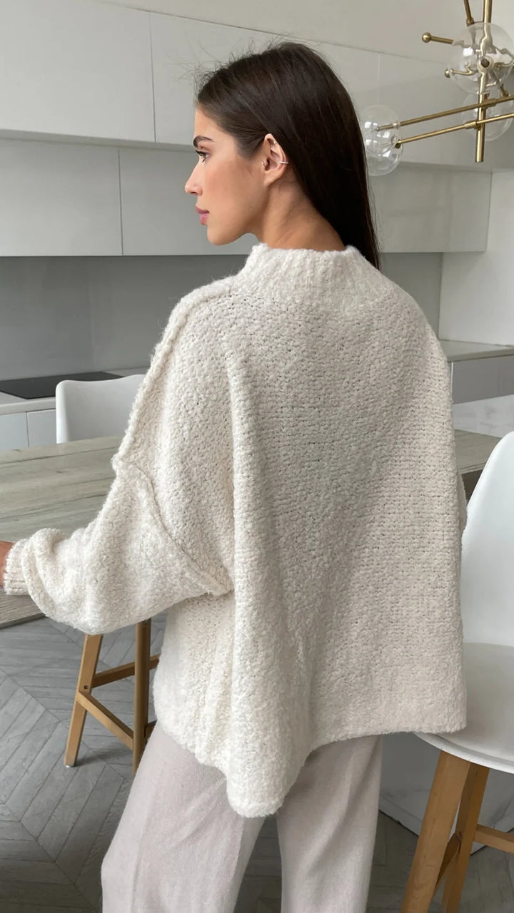 Pull ample en laine bouclée à col montant Jessica