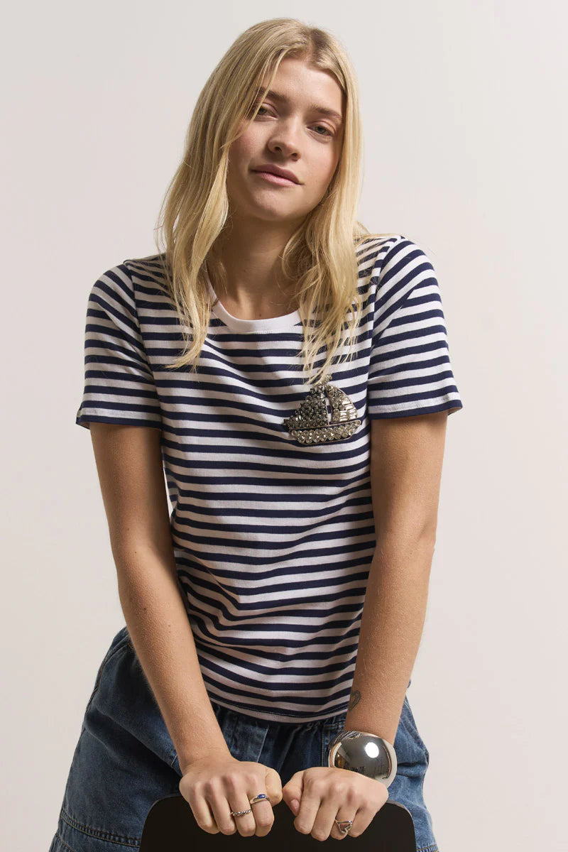 T-shirt à rayures avec écusson bateau