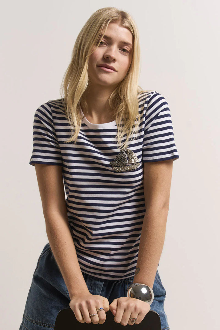 T-shirt à rayures avec écusson bateau