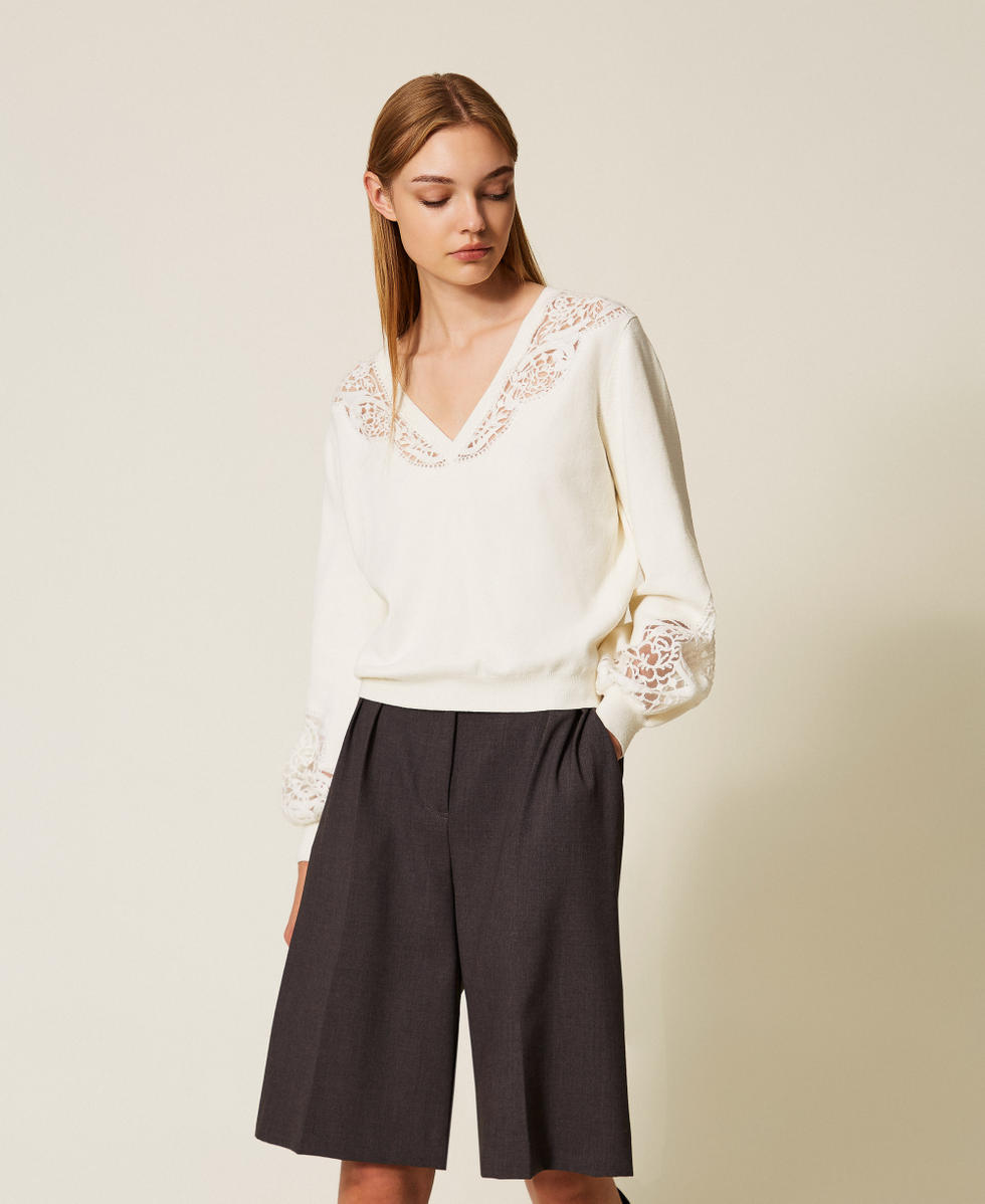 Pull avec dentelle et col V