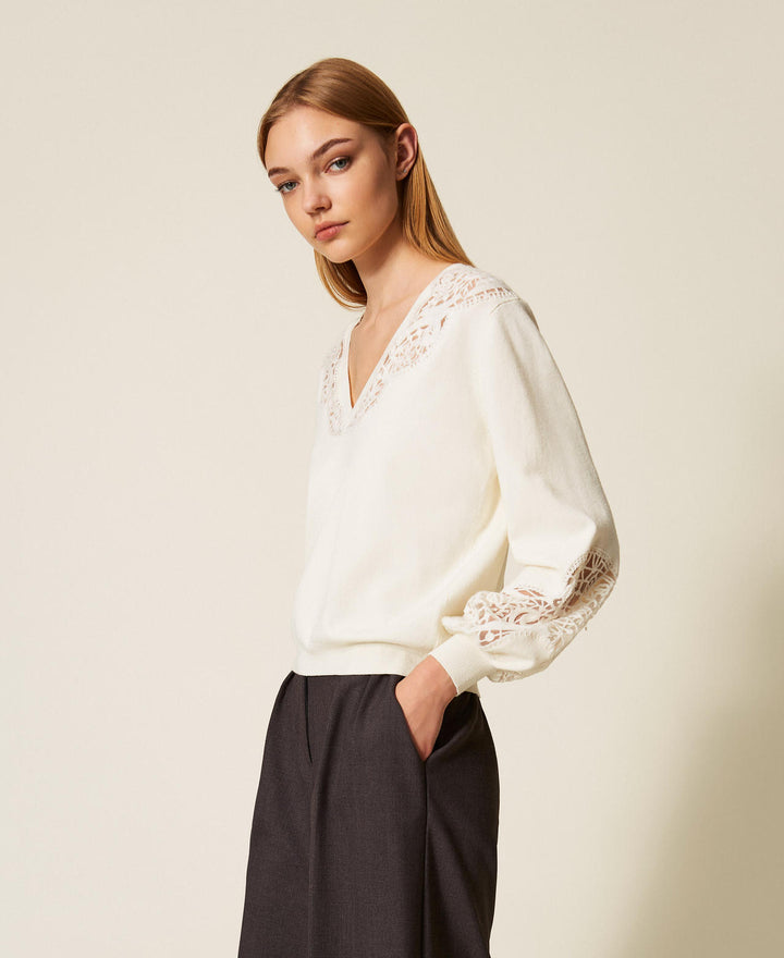 Pull avec dentelle et col V