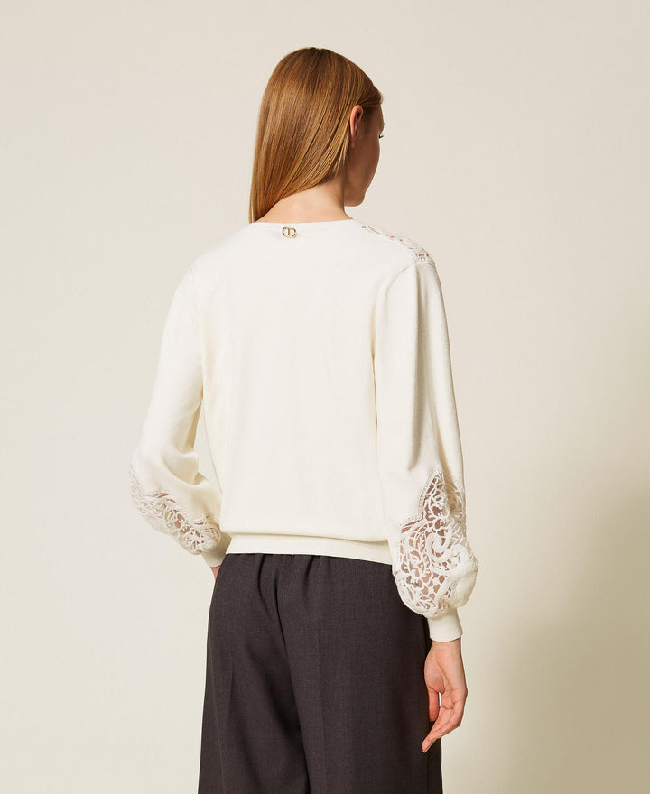 Pull avec dentelle et col V