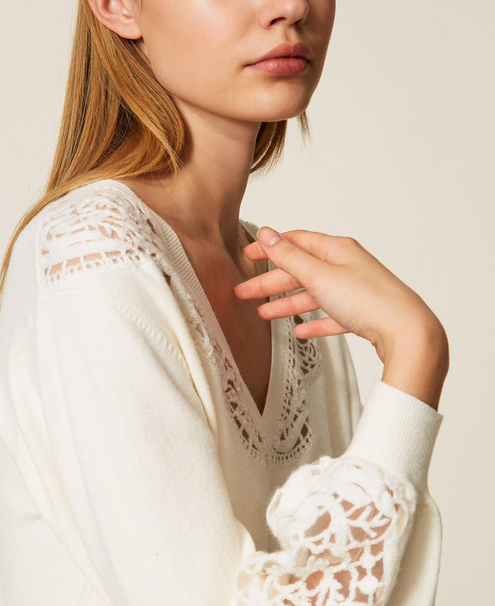 Pull avec dentelle et col V