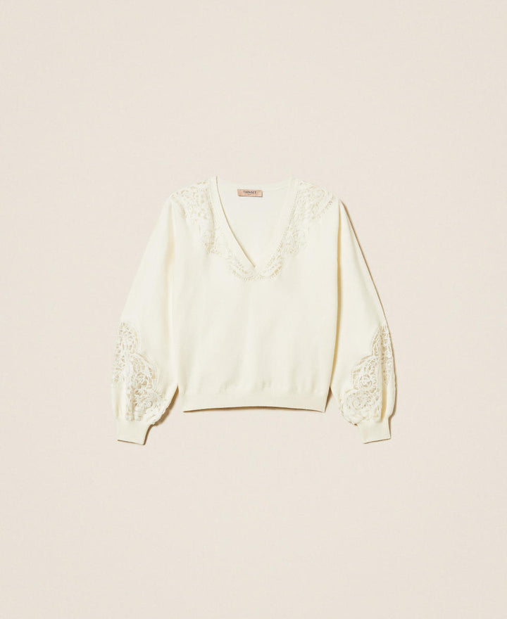 Pull avec dentelle et col V