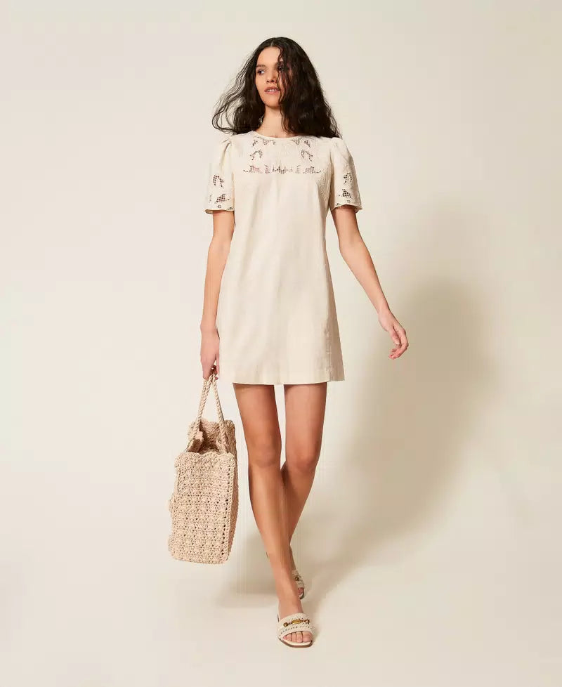Robe courte droite à broderie florale