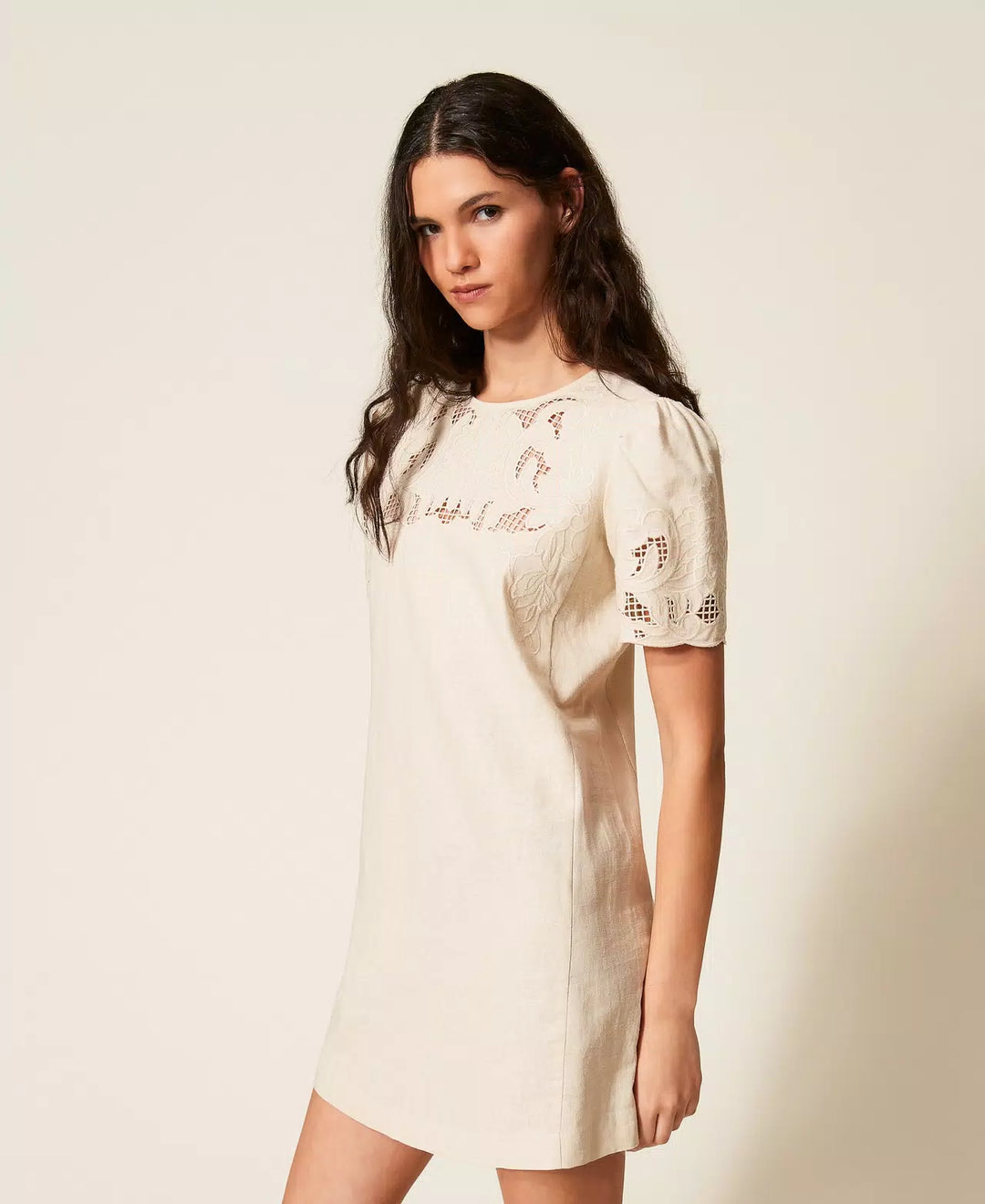 Robe courte droite à broderie florale