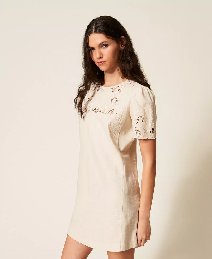 Robe courte droite à broderie florale