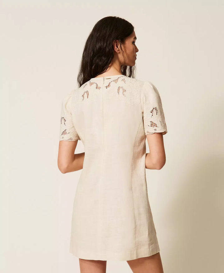 Robe courte droite à broderie florale