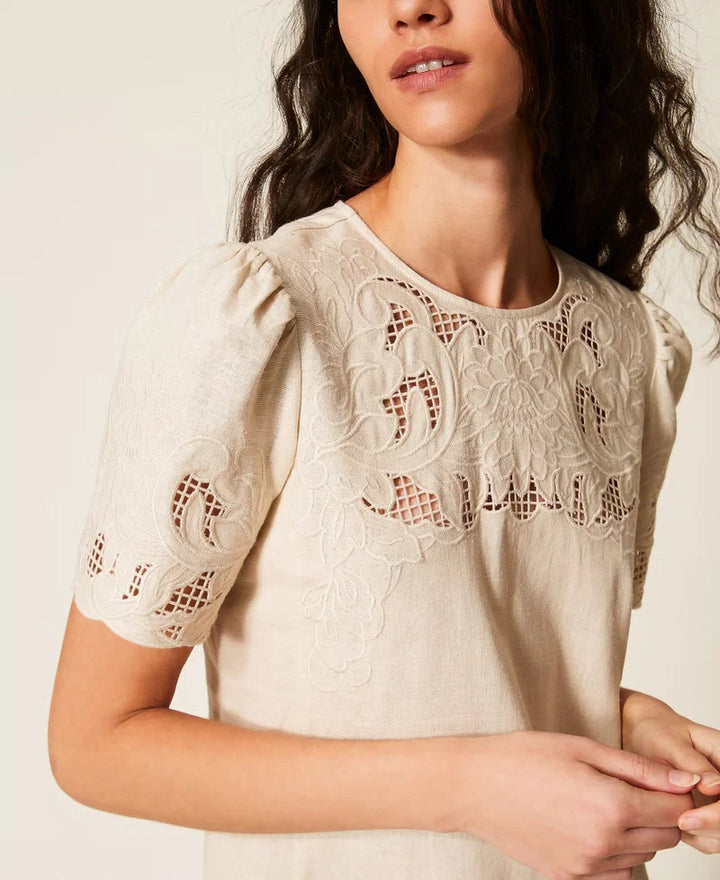Robe courte droite à broderie florale