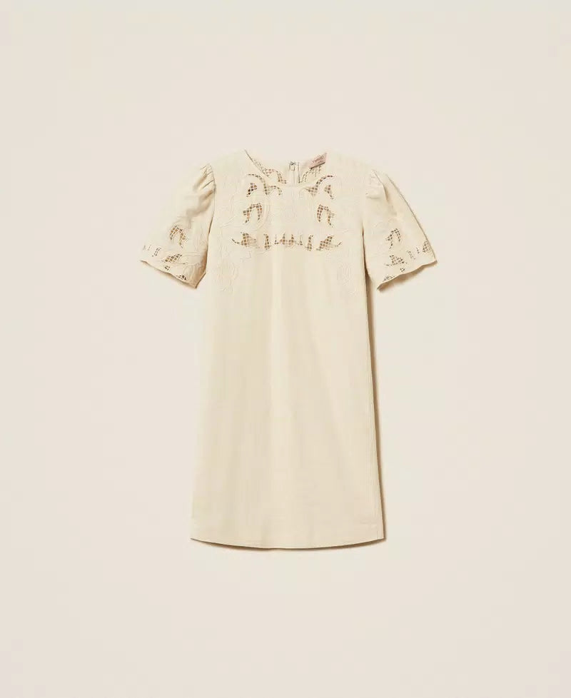 Robe courte droite à broderie florale
